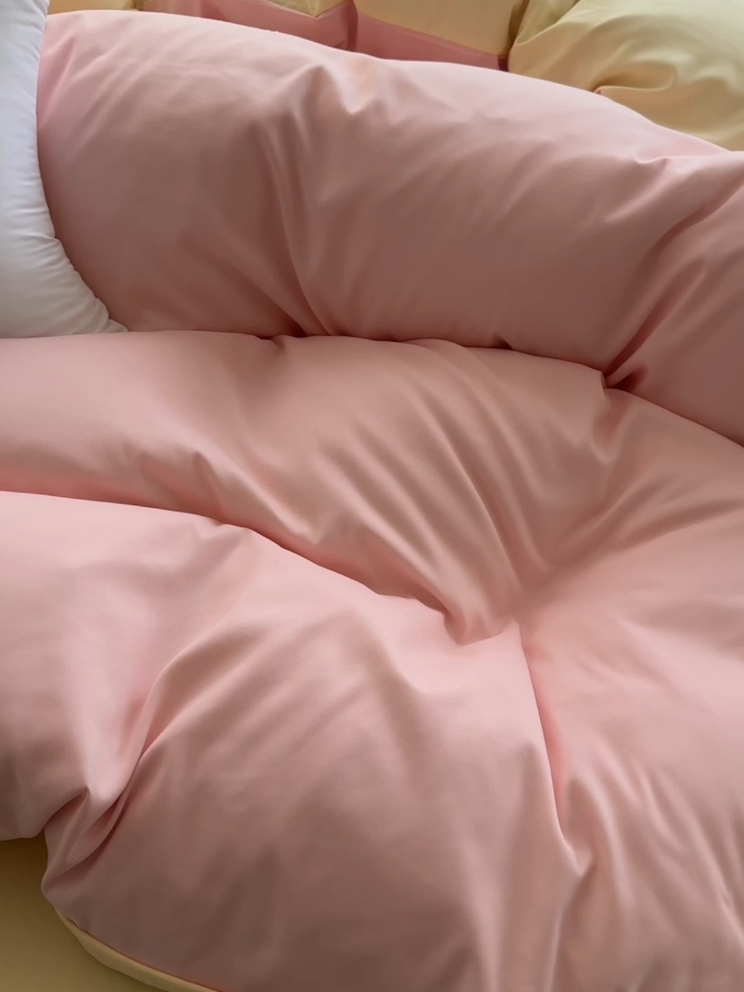 91家纺网 家纺一手货源 找家纺 （总）2025新款纯色双拼水洗棉四件套搭配抱枕组合多巴胺风软糯裸睡床单被套抱枕床上用品