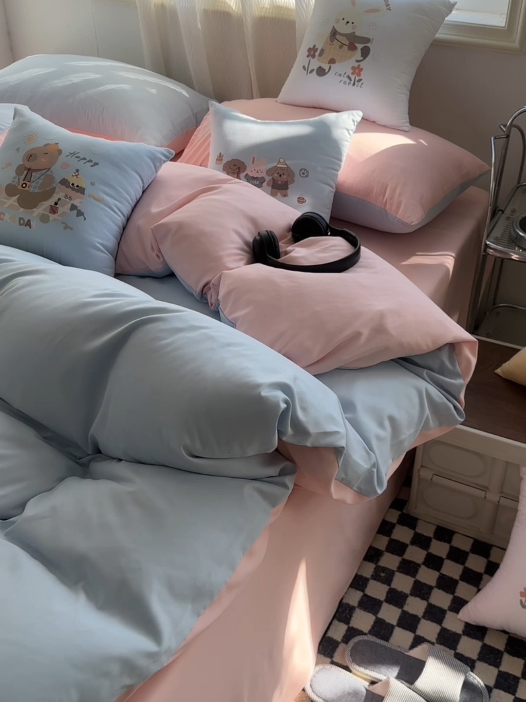 91家纺网 家纺一手货源 找家纺 （总）2025新款纯色双拼水洗棉四件套搭配抱枕组合撞色系柔软亲肤裸睡床单被套抱枕床上用品