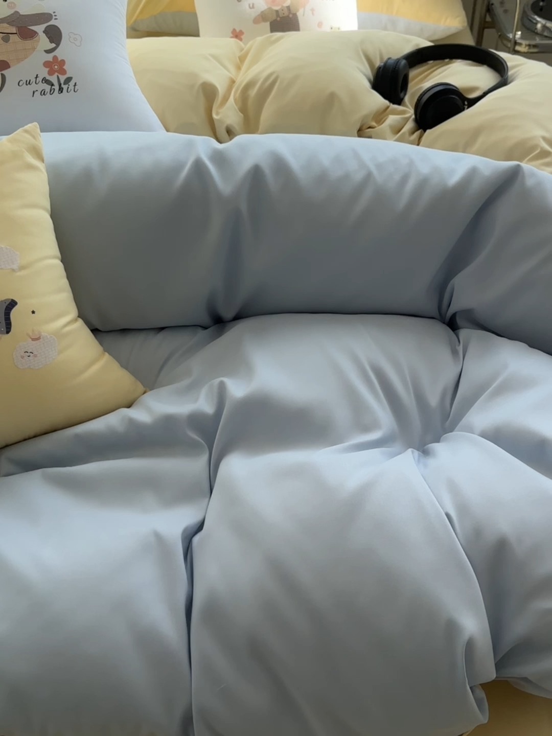 91家纺网 家纺一手货源 找家纺 （总）2025新款纯色双拼水洗棉四件套搭配抱枕组合套装裸睡软糯床单被套枕套床上用品
