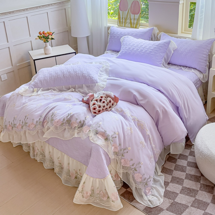 91家纺网 家纺一手货源 找家纺 专柜品质苏米娜家纺2025春夏韩版法式公主风水洗棉床盖款多功能被套 夏被床盖四件套多功能二合一水洗棉夹泡泡棉小竺棉棉床裙款 花恋-梦幻紫