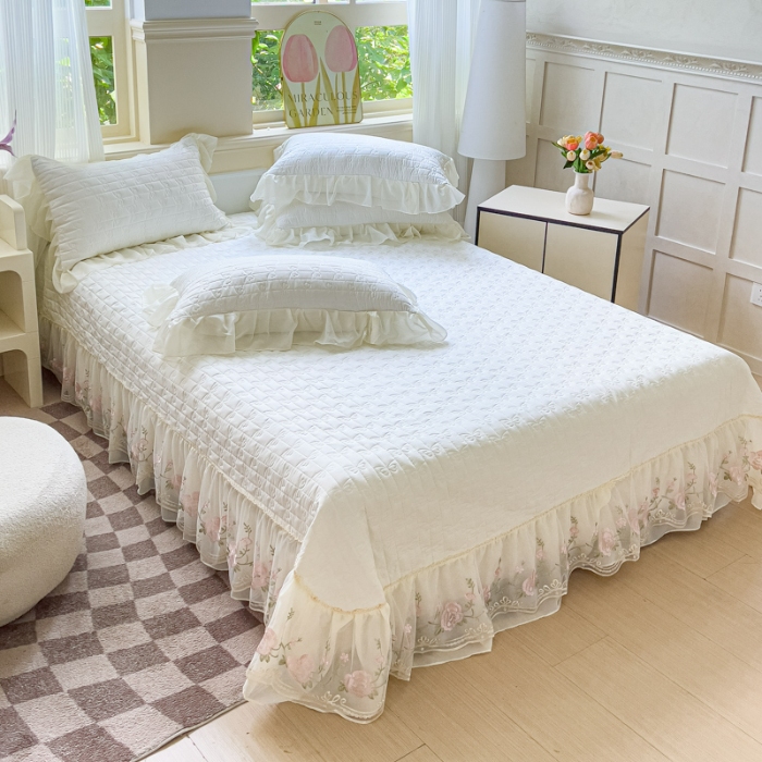 91家纺网 家纺一手货源 找家纺 专柜品质苏米娜家纺2025春夏韩版法式公主风水洗棉床盖款多功能被套 夏被床盖四件套多功能二合一水洗棉夹泡泡棉小竺棉棉床裙款  花恋-奶昔白 