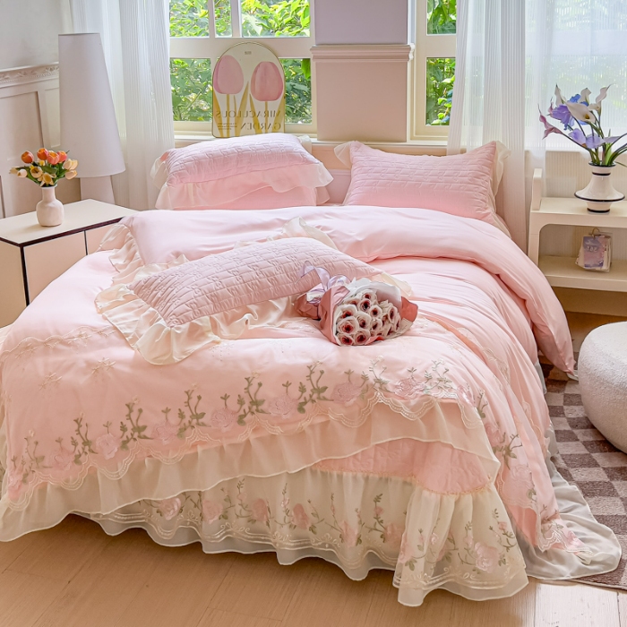 91家纺网 家纺一手货源 找家纺 专柜品质苏米娜家纺2025春夏韩版法式公主风水洗棉床盖款多功能被套 夏被床盖四件套多功能二合一水洗棉夹泡泡棉小竺棉棉床裙款 花恋-樱花粉