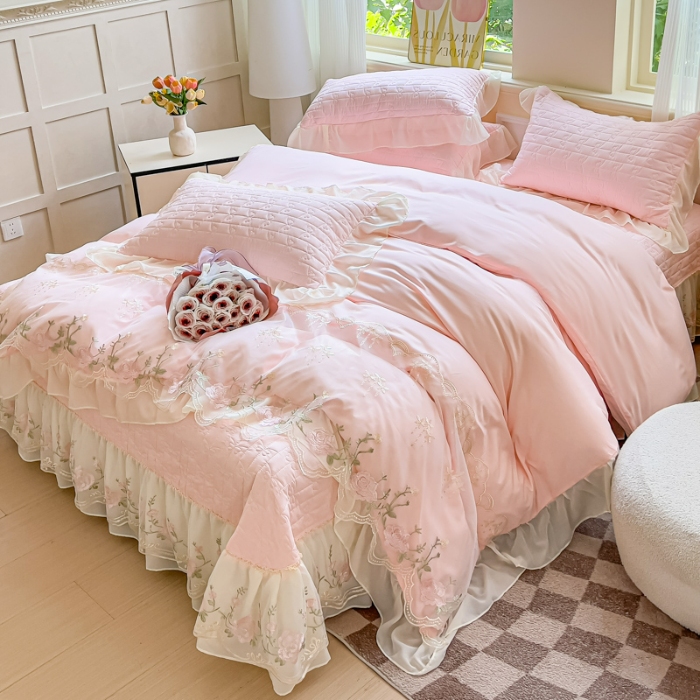 91家纺网 家纺一手货源 找家纺 专柜品质苏米娜家纺2025春夏韩版法式公主风水洗棉床盖款多功能被套 夏被床盖四件套多功能二合一水洗棉夹泡泡棉小竺棉棉床裙款 花恋-樱花粉