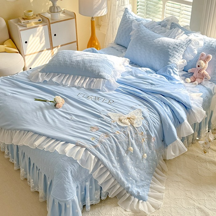 91家纺网 家纺一手货源 找家纺 漫布云家纺2025春夏新品韩版甜美公主风超柔水洗棉床盖四件套刺绣针织棉双层纱纯棉棉麻全棉少女心夹棉床裙款夏被款床盖四件套 幻蝶-婴儿蓝