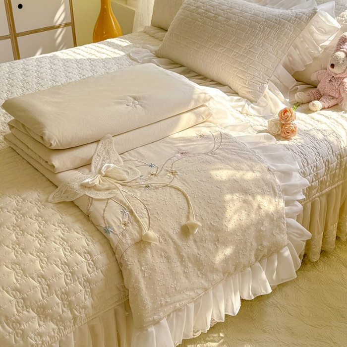 91家纺网 家纺一手货源 找家纺 苏米娜家纺春夏新品韩版公主风超柔水洗棉夏被被套款夹棉床盖四件套 幻蝶-奶油白