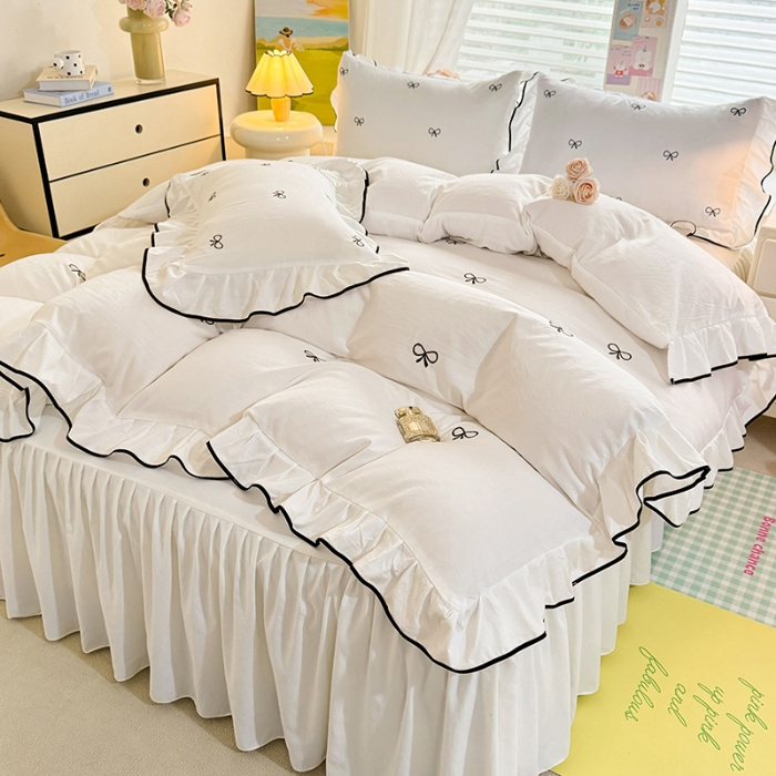 91家纺网 家纺一手货源 找家纺 漫步云家纺2025春夏新品韩版花边超柔水洗棉纯棉全棉蝴蝶结刺绣四件套  蝶儿飞飞-奶昔白