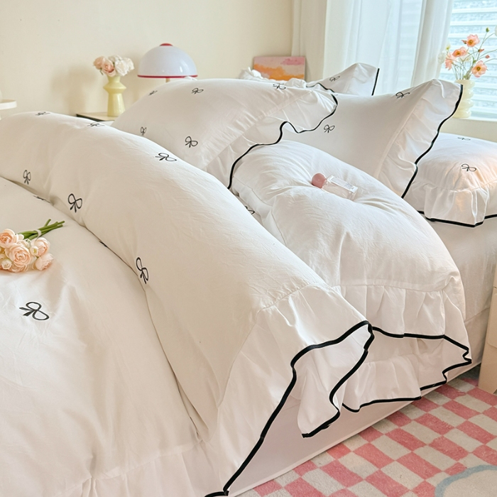 91家纺网 家纺一手货源 找家纺 漫步云家纺2025春夏新品韩版花边超柔水洗棉纯棉全棉蝴蝶结刺绣四件套  蝶儿飞飞-奶昔白