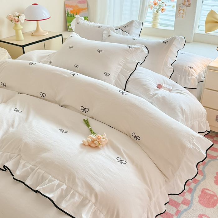 91家纺网 家纺一手货源 找家纺 漫步云家纺2025春夏新品韩版花边超柔水洗棉纯棉全棉蝴蝶结刺绣四件套  蝶儿飞飞-奶昔白