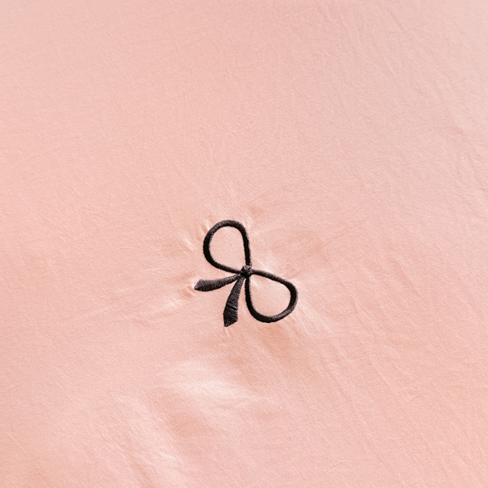 91家纺网 家纺一手货源 找家纺 漫步云家纺2025春夏新品韩版花边超柔水洗棉纯棉全棉蝴蝶结刺绣四件套 蝶儿飞飞—樱花粉