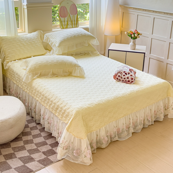 91家纺网 家纺一手货源 找家纺 专柜品质苏米娜家纺2025春夏韩版法式公主风水洗棉床盖款多功能二合一被套 夏被床盖四件套 花恋-嫩黄