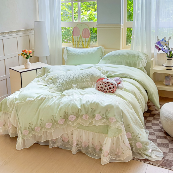 91家纺网 家纺一手货源 找家纺 专柜品质苏米娜家纺2025春夏韩版法式公主风水洗棉床盖款多功能二合一被套 夏被床盖四件套  花恋-奶油绿