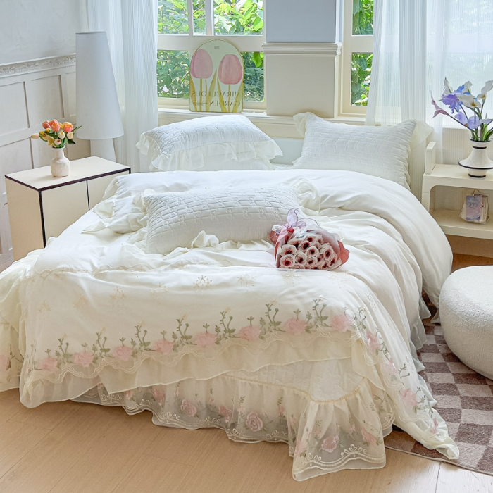 91家纺网 家纺一手货源 找家纺 专柜品质苏米娜家纺2025春夏韩版法式公主风水洗棉床盖款多功能二合一被套 夏被床盖四件套 花恋-奶昔白
