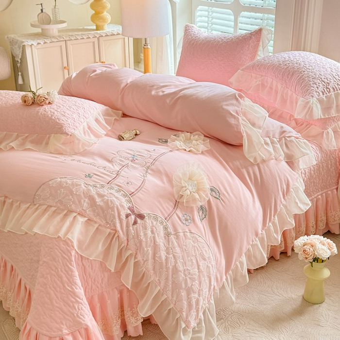 91家纺网 家纺一手货源 找家纺 苏米娜2026春夏新品韩版公主风立体花朵超柔水洗棉刺绣蕾丝花边床盖四件套 秘密花园—樱花粉