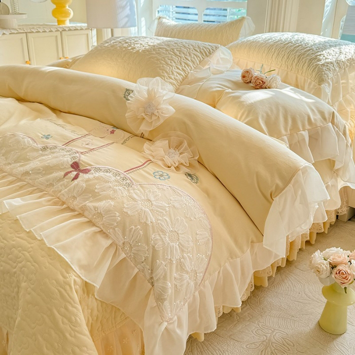 91家纺网 家纺一手货源 找家纺 苏米娜2026春夏新品韩版公主风立体花朵超柔水洗棉刺绣蕾丝花边床盖四件套   秘密花园—嫩黄 