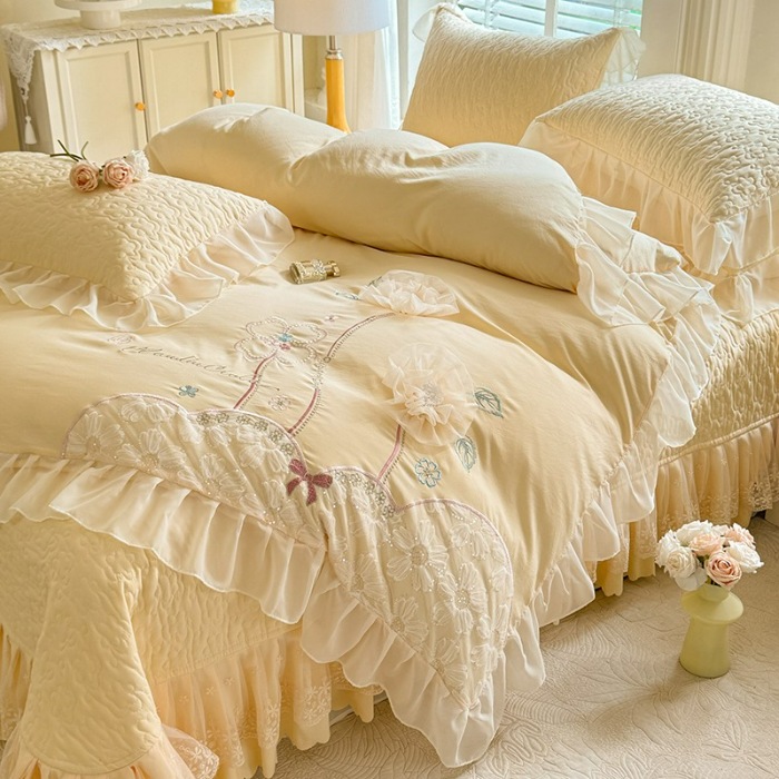 91家纺网 家纺一手货源 找家纺 苏米娜2026春夏新品韩版公主风立体花朵超柔水洗棉刺绣蕾丝花边床盖四件套   秘密花园—嫩黄 
