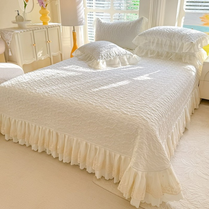 91家纺网 家纺一手货源 找家纺 苏米娜2026春夏新品韩版公主风立体花朵超柔水洗棉刺绣蕾丝花边床盖四件套 秘密花园—奶昔白