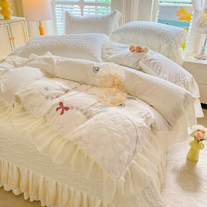 91家纺网 家纺一手货源 找家纺 苏米娜2026春夏新品韩版公主风立体花朵超柔水洗棉刺绣蕾丝花边床盖四件套 秘密花园—奶昔白