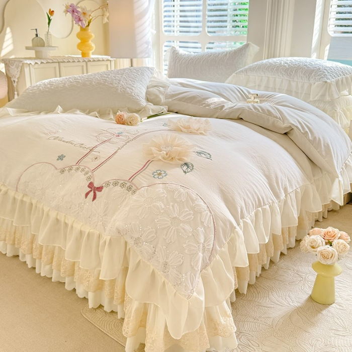 91家纺网 家纺一手货源 找家纺 苏米娜2026春夏新品韩版公主风立体花朵超柔水洗棉刺绣蕾丝花边床盖四件套 秘密花园—奶昔白
