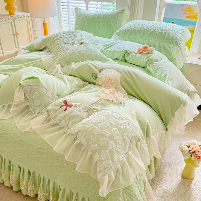 91家纺网 家纺一手货源 找家纺 苏米娜2026春夏新品韩版公主风立体花朵超柔水洗棉刺绣蕾丝花边床盖四件套  秘密花园—新芽绿