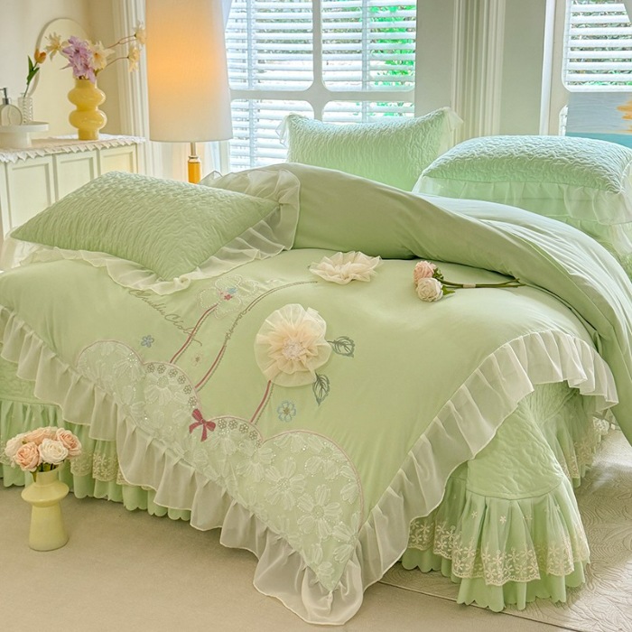 91家纺网 家纺一手货源 找家纺 苏米娜2026春夏新品韩版公主风立体花朵超柔水洗棉刺绣蕾丝花边床盖四件套  秘密花园—新芽绿