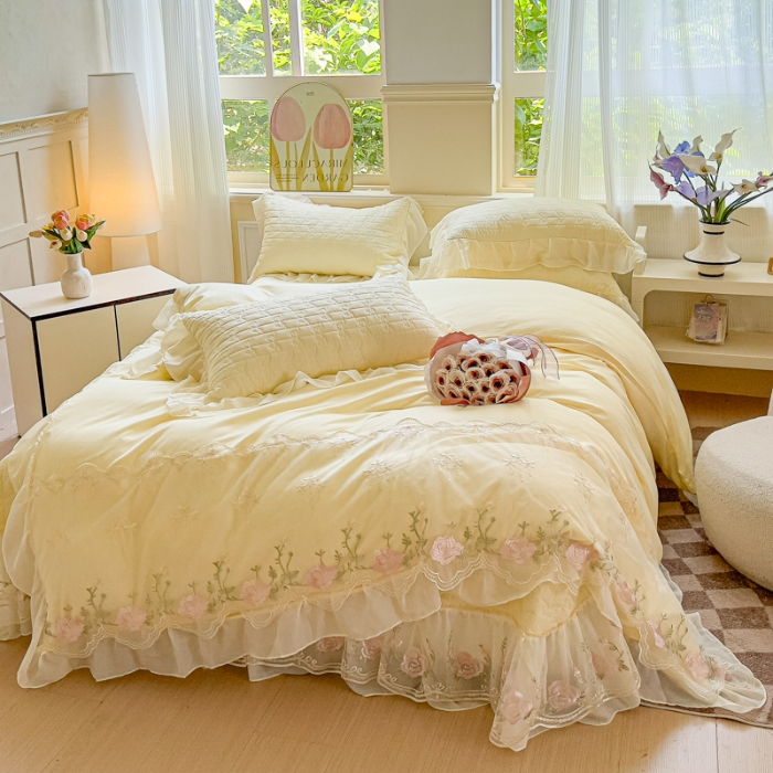 91家纺网 家纺一手货源 找家纺 （总）专柜品质漫布云家纺2025春夏韩版法式公主风水洗棉床盖款多功能被套 夏被床盖四件套多功能二合一四件套 花恋-嫩黄