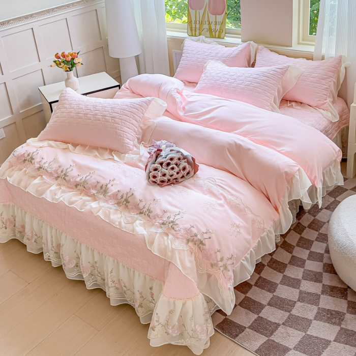 91家纺网 家纺一手货源 找家纺 （总）专柜品质漫布云家纺2025春夏韩版法式公主风水洗棉床盖款多功能被套 夏被床盖四件套多功能二合一四件套 花恋-樱花粉