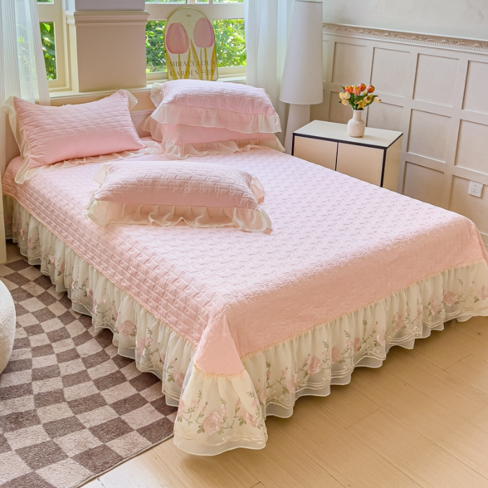 91家纺网 家纺一手货源 找家纺 （总）专柜品质漫布云家纺2025春夏韩版法式公主风水洗棉床盖款多功能被套 夏被床盖四件套多功能二合一四件套 花恋-樱花粉