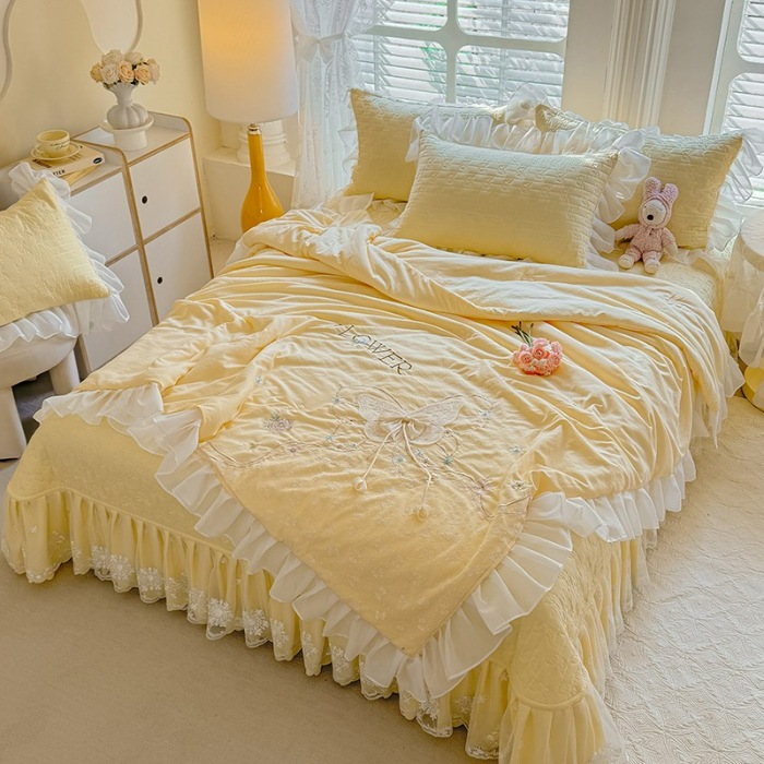 91家纺网 家纺一手货源 找家纺 苏米娜家纺2026春夏新品韩版甜美公主风超柔水洗棉床盖四件套刺绣针织棉双层纱纯棉棉麻全棉少女心夹棉床裙款夏被款床盖四件套 幻蝶-嫩黄 