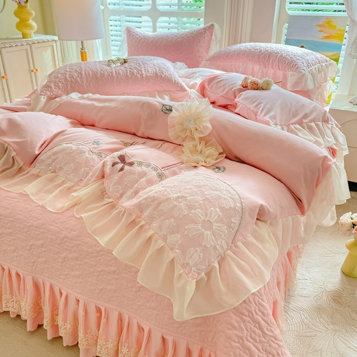 91家纺网 家纺一手货源 找家纺 苏米娜2026春夏新品韩版公主风立体花朵超柔水洗棉刺绣蕾丝花边床盖四件套 秘密花园-樱花粉  