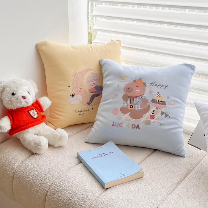91家纺网 家纺一手货源 找家纺 （总）2025新款高科技植绒发泡烫绣卡通抱枕多巴胺可爱烫绣卧室靠枕抱枕含芯