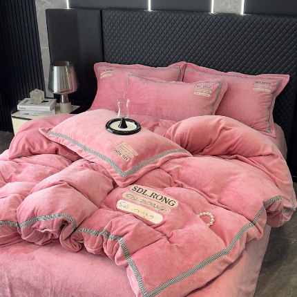 91家纺网 家纺一手货源 找家纺 2025苏东来外贸轻奢款牛奶绒刺绣四件套绣花加厚保暖绒套件 时光豆沙