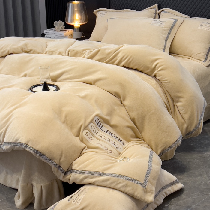 91家纺网 家纺一手货源 找家纺 2025苏东来外贸轻奢款牛奶绒刺绣四件套绣花加厚保暖绒套件 时光卡其