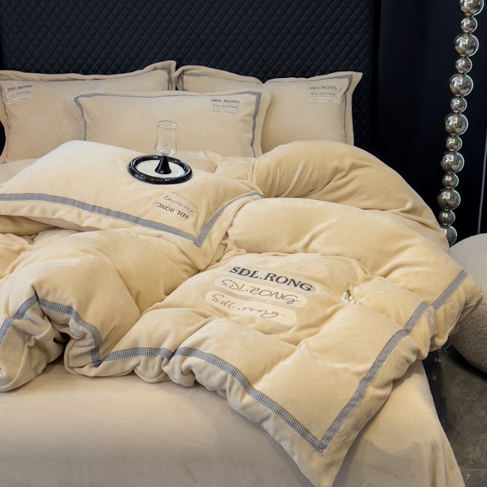 91家纺网 家纺一手货源 找家纺 2025苏东来外贸轻奢款牛奶绒刺绣四件套绣花加厚保暖绒套件 时光卡其