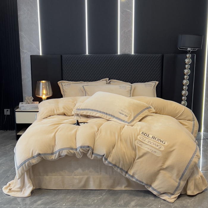 91家纺网 家纺一手货源 找家纺 2025苏东来外贸轻奢款牛奶绒刺绣四件套绣花加厚保暖绒套件 时光卡其