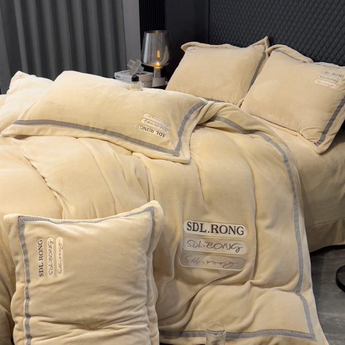 91家纺网 家纺一手货源 找家纺 2025苏东来外贸轻奢款牛奶绒刺绣四件套绣花加厚保暖绒套件 时光卡其