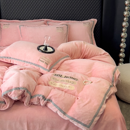 2025苏东来外贸轻奢款牛奶绒刺绣四件套绣花加厚保暖绒套件 时光粉