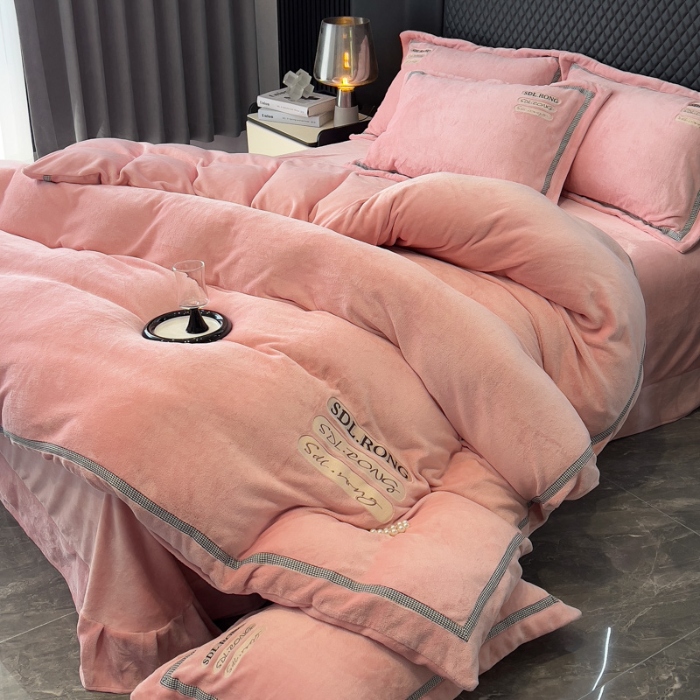 91家纺网 家纺一手货源 找家纺 2025苏东来外贸轻奢款牛奶绒刺绣四件套绣花加厚保暖绒套件 时光粉