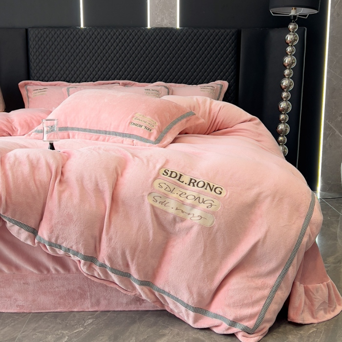 91家纺网 家纺一手货源 找家纺 2025苏东来外贸轻奢款牛奶绒刺绣四件套绣花加厚保暖绒套件 时光粉