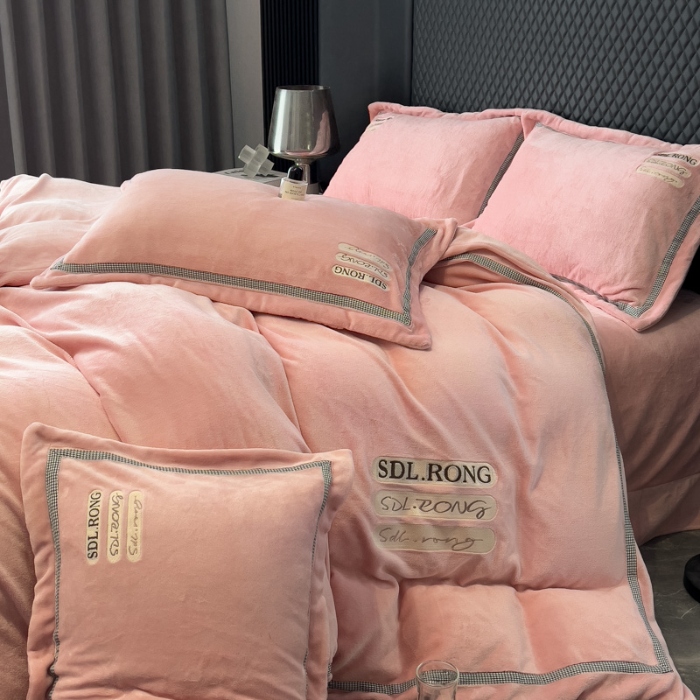 91家纺网 家纺一手货源 找家纺 2025苏东来外贸轻奢款牛奶绒刺绣四件套绣花加厚保暖绒套件 时光粉