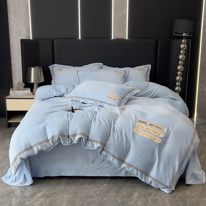 91家纺网 家纺一手货源 找家纺 2025苏东来外贸轻奢款牛奶绒刺绣四件套绣花加厚保暖绒套件 时光天蓝