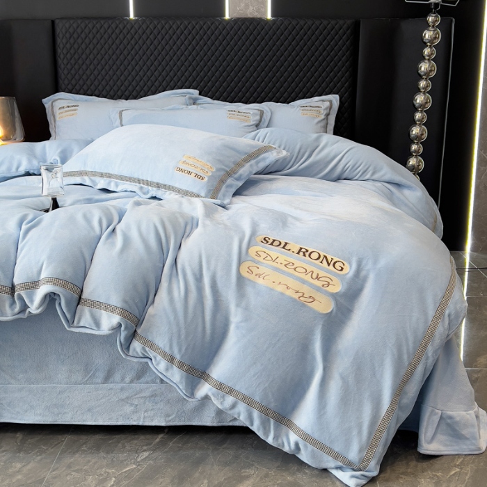 91家纺网 家纺一手货源 找家纺 2025苏东来外贸轻奢款牛奶绒刺绣四件套绣花加厚保暖绒套件 时光天蓝