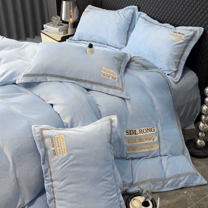 91家纺网 家纺一手货源 找家纺 2025苏东来外贸轻奢款牛奶绒刺绣四件套绣花加厚保暖绒套件 时光天蓝