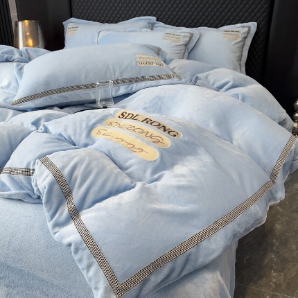 2025苏东来外贸轻奢款牛奶绒刺绣四件套绣花加厚保暖绒套件 时光天蓝