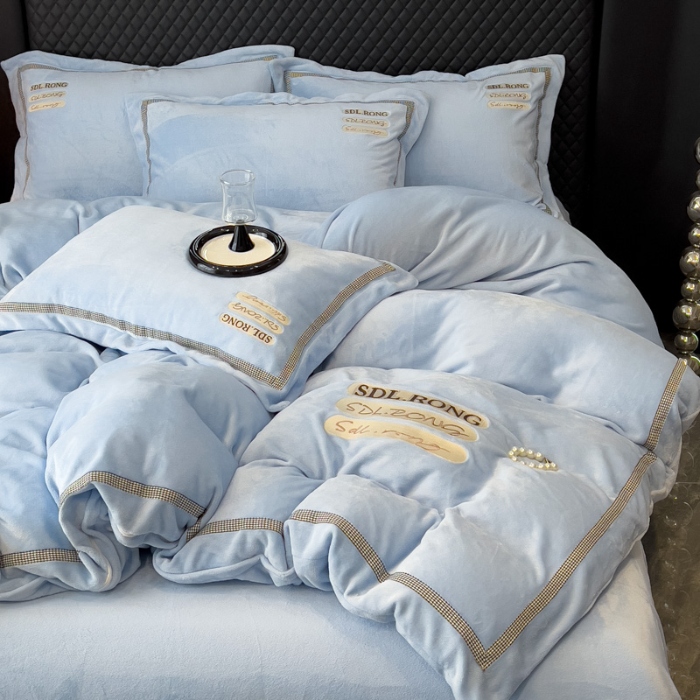 91家纺网 家纺一手货源 找家纺 2025苏东来外贸轻奢款牛奶绒刺绣四件套绣花加厚保暖绒套件 时光天蓝