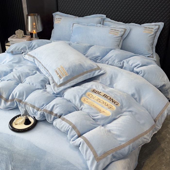 91家纺网 家纺一手货源 找家纺 2025苏东来外贸轻奢款牛奶绒刺绣四件套绣花加厚保暖绒套件 时光天蓝