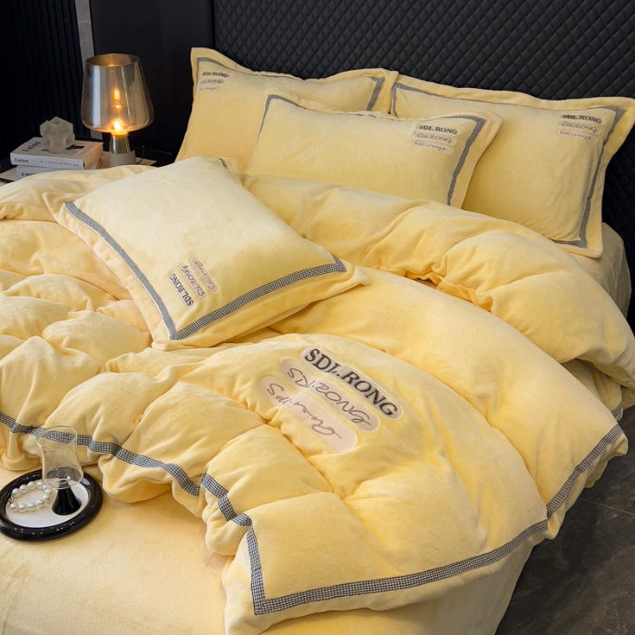 91家纺网 家纺一手货源 找家纺 2025苏东来外贸轻奢款牛奶绒刺绣四件套绣花加厚保暖绒套件 时光米黄