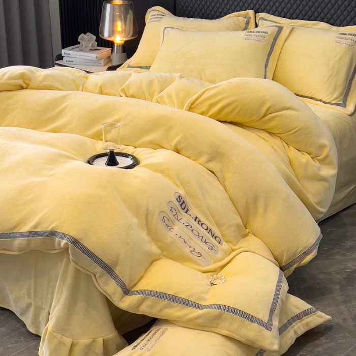 91家纺网 家纺一手货源 找家纺 2025苏东来外贸轻奢款牛奶绒刺绣四件套绣花加厚保暖绒套件 时光米黄