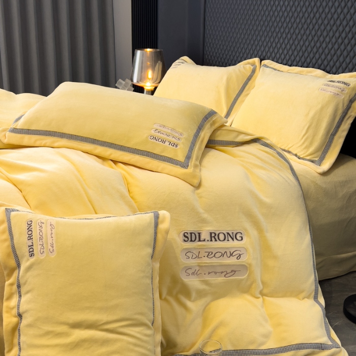 91家纺网 家纺一手货源 找家纺 2025苏东来外贸轻奢款牛奶绒刺绣四件套绣花加厚保暖绒套件 时光米黄