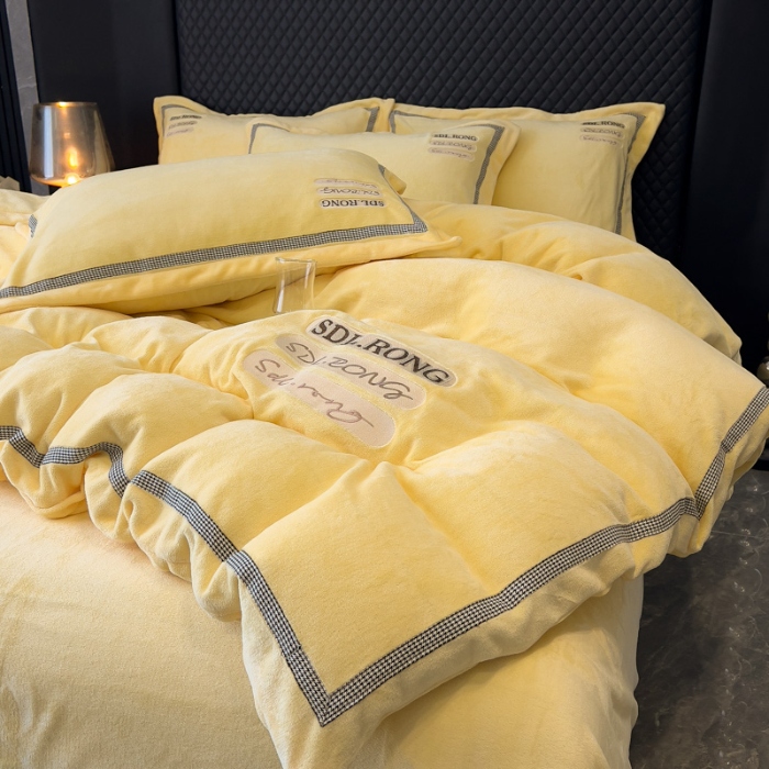 91家纺网 家纺一手货源 找家纺 2025苏东来外贸轻奢款牛奶绒刺绣四件套绣花加厚保暖绒套件 时光米黄