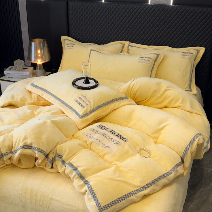 91家纺网 家纺一手货源 找家纺 2025苏东来外贸轻奢款牛奶绒刺绣四件套绣花加厚保暖绒套件 时光米黄